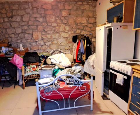 Velmi zvláštní dům v Selce, 150 m od moře, na prodej - pic 34