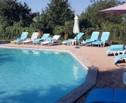 Turistická nemovitost s několika apartmány a bazénem 300 m od moře v Medulinu na prodej - pic 5