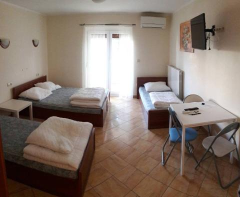 Turistická nemovitost s několika apartmány a bazénem 300 m od moře v Medulinu na prodej - pic 11