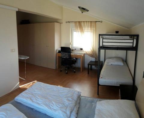 Turistická nemovitost s několika apartmány a bazénem 300 m od moře v Medulinu na prodej - pic 23