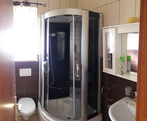Turistická nemovitost s několika apartmány a bazénem 300 m od moře v Medulinu na prodej - pic 27