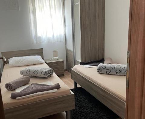Byt na Čiovo, 50 m od moře, v rezidenci s bazénem, na prodej - pic 6