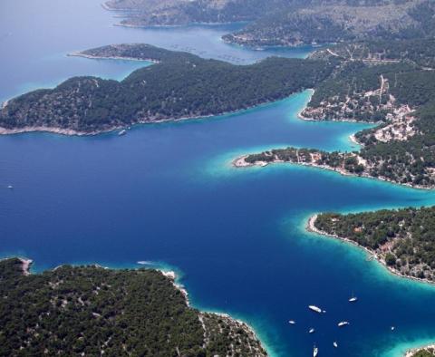 Un magnifique terrain isolé sur l'île de Brac sur la PREMIÈRE LIGNE dans une baie tranquille, Dalmatie, Croatie. 