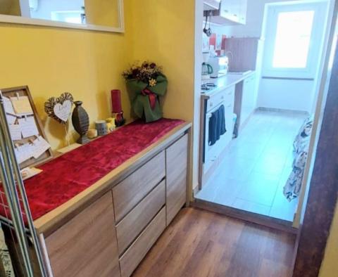 Отремонтированная квартира в Ровине, в 50 метрах от набережной, на продажу - фото 7