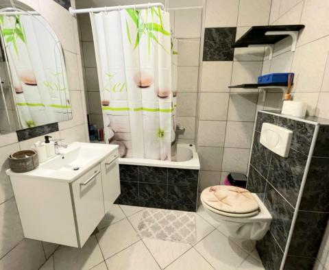 Отремонтированная квартира в Ровине, в 50 метрах от набережной, на продажу - фото 10