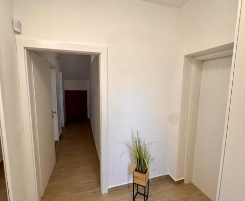 Haus mit 2 Wohnungen in der 2. Reihe zum Meer in Brodarica, zu verkaufen - foto 8