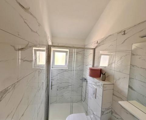 Haus mit 2 Wohnungen in der 2. Reihe zum Meer in Brodarica, zu verkaufen - foto 16