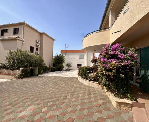 Haus mit 2 Wohnungen in der 2. Reihe zum Meer in Brodarica, zu verkaufen - foto 5