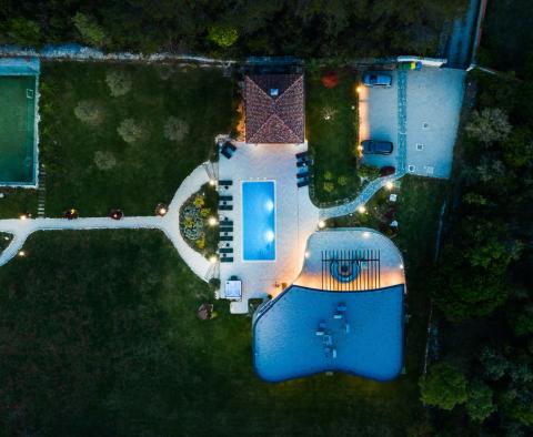 Wunderschöne Villa mit Tennisplätzen in Juršići, Svetvinčenat, zu verkaufen - foto 48