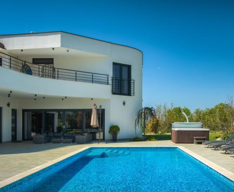 Wunderschöne Villa mit Tennisplätzen in Juršići, Svetvinčenat, zu verkaufen - foto 49