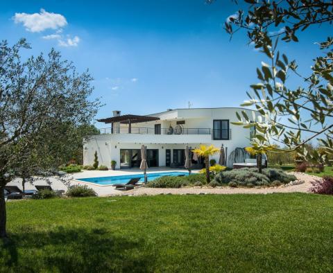 Wunderschöne Villa mit Tennisplätzen in Juršići, Svetvinčenat, zu verkaufen - foto 57
