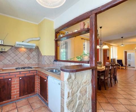 Просторная вилла с бассейном в Буйе, на продажу - фото 16