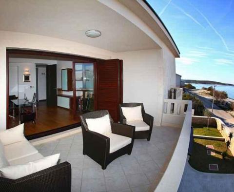 Vízparti modern villa medencével Povljában, Brac szigetén - pic 3
