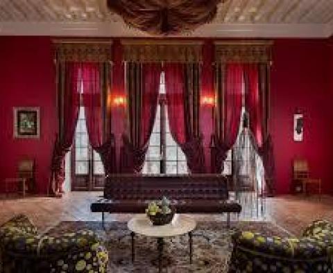 Appartement de luxe dans le palais de Dioclétien. Ancienne demeure du maréchal Napoléon avec de véritables éléments de décoration et meubles. 