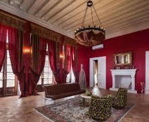 Luxury apartment in Diocletian palace. Former residence of Napoleon marshal with true elements of decoration and pieces of furniture. - pic 2