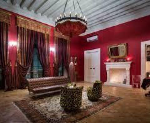 Appartement de luxe dans le palais de Dioclétien. Ancienne demeure du maréchal Napoléon avec de véritables éléments de décoration et meubles. - pic 6