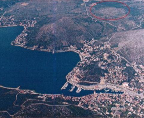 Velkolepý investiční pozemek v kilometru od moře s krásným výhledem na moře, Trogir, Chorvatsko. 