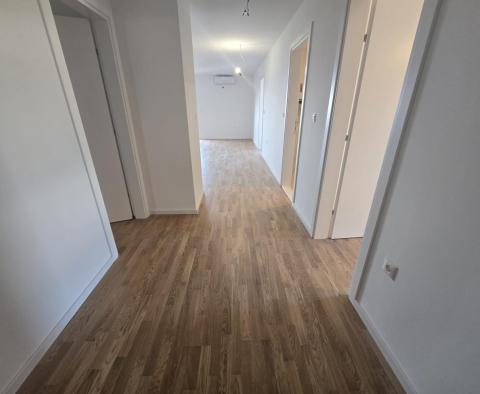 Byt se 3 ložnicemi a výhledem na moře v Tučepi, na prodej - pic 8