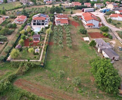 House with a spacious garden in Porec region, 5 km from the sea, for sale - pic 4