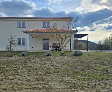 Új villa Cerovje-ban úszómedencével és két építési telekkel eladó - pic 7