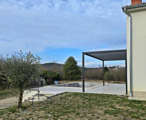 Új villa Cerovje-ban úszómedencével és két építési telekkel eladó - pic 9