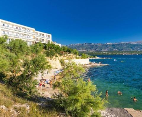 První linie nového hotelu u pláže na prodej v oblasti Zadaru s lázeňským centrem! 