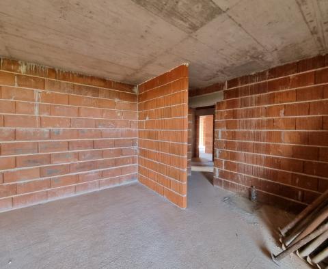 Eladó két hálószobás lakás egy új épületben Tarban, közel a tengerhez - pic 3