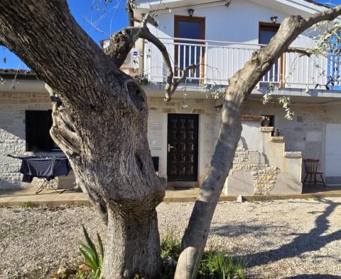 Haus mit 4 Wohnungen in Umag, 200 m vom Meer entfernt, zu verkaufen - foto 3