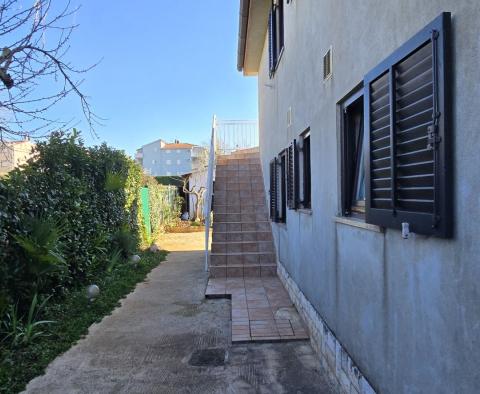 Haus mit 4 Wohnungen in Umag, 200 m vom Meer entfernt, zu verkaufen - foto 21