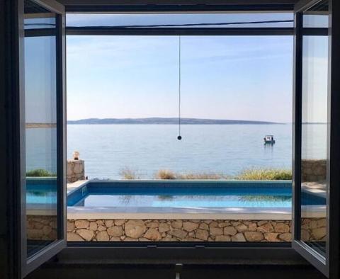 Une alternative parfaite à l'intimité sur l'île - magnifique villa en bord de mer sur la péninsule de Pag sur le continent - pic 10