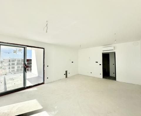 Wysokiej jakości nowe mieszkanie z 2 sypialniami i balkonem w Umagu, 700 m od morza, na sprzedaż - pic 2