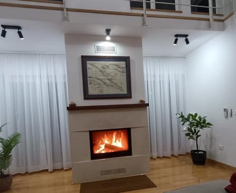 Ekskluzywna willa rodzinna projektanta z oazą wellness i podgrzewanym basenem w Poreču, na sprzedaż - pic 17