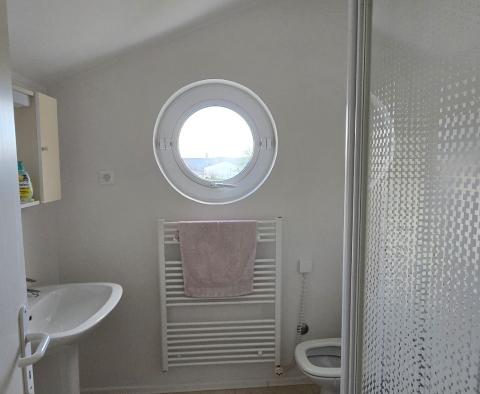 Ekskluzywna willa rodzinna projektanta z oazą wellness i podgrzewanym basenem w Poreču, na sprzedaż - pic 24
