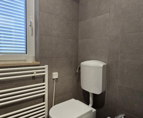 Ekskluzywna willa rodzinna projektanta z oazą wellness i podgrzewanym basenem w Poreču, na sprzedaż - pic 31