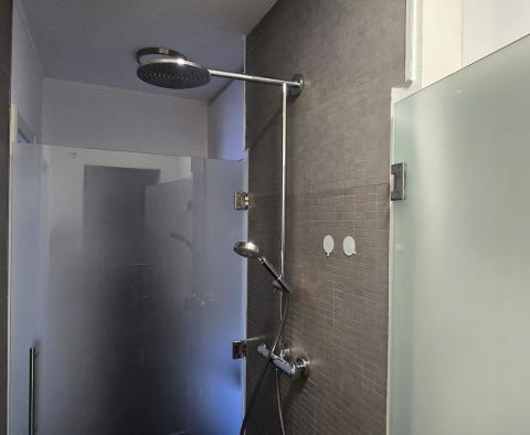 Ekskluzywna willa rodzinna projektanta z oazą wellness i podgrzewanym basenem w Poreču, na sprzedaż - pic 32