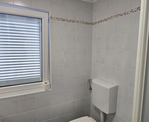 Ekskluzywna willa rodzinna projektanta z oazą wellness i podgrzewanym basenem w Poreču, na sprzedaż - pic 45