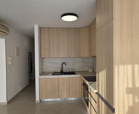Ekskluzywna willa rodzinna projektanta z oazą wellness i podgrzewanym basenem w Poreču, na sprzedaż - pic 48