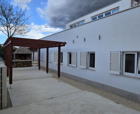 Ekskluzywna willa rodzinna projektanta z oazą wellness i podgrzewanym basenem w Poreču, na sprzedaż - pic 57