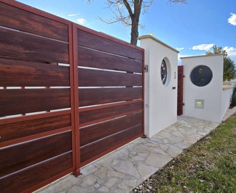 Ekskluzywna willa rodzinna projektanta z oazą wellness i podgrzewanym basenem w Poreču, na sprzedaż - pic 70