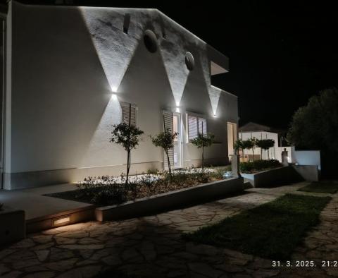 Ekskluzywna willa rodzinna projektanta z oazą wellness i podgrzewanym basenem w Poreču, na sprzedaż - pic 73