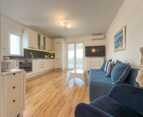 Fantasztikus 2 hálószobás apartman tengerre néző kilátással Njivicében, Krk-en, eladó - pic 2