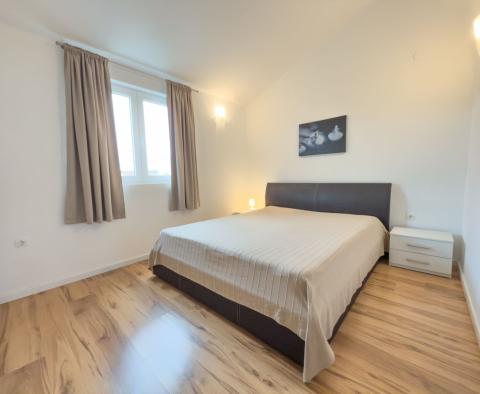 Fantasztikus 2 hálószobás apartman tengerre néző kilátással Njivicében, Krk-en, eladó - pic 8