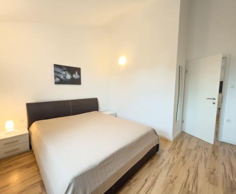 Fantasztikus 2 hálószobás apartman tengerre néző kilátással Njivicében, Krk-en, eladó - pic 9