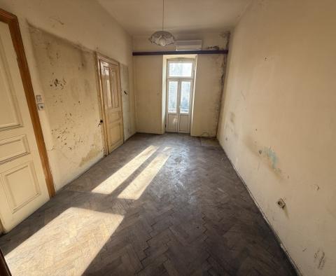Duplexwohnung zur Renovierung in Crikvenica, 1. Reihe zum Meer, zu verkaufen - foto 2