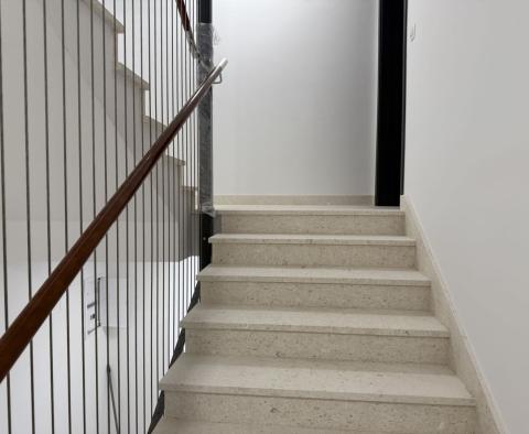 Penthouse terasszal és fenomenális tengerre néző kilátással Mandre-ban, Pag-on eladó - pic 15