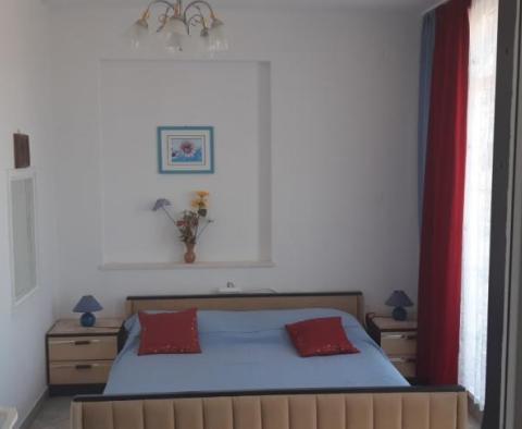 Super mini-hôtel à seulement 50 mètres de la mer sur Ciovo, près de la célèbre ville de Trogir - pic 13