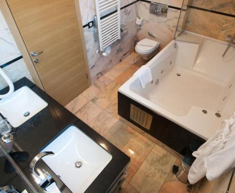 Hôtel en bord de mer à vendre dans une banlieue luxueuse de la très populaire Split ! - pic 9