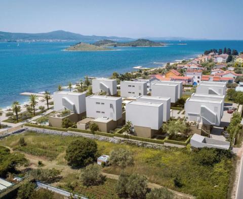 Duplexní apartmán v luxusním vilovém komplexu v první řadě k moři, na prodej - pic 6