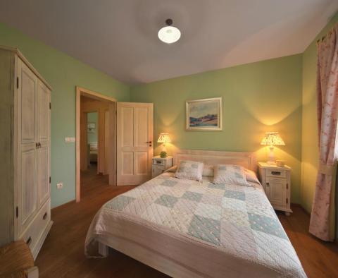 Belle propriété touristique avec 8 appartements en bord de mer à Hvar, à vendre - pic 17