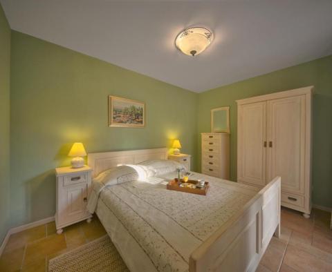 Belle propriété touristique avec 8 appartements en bord de mer à Hvar, à vendre - pic 29